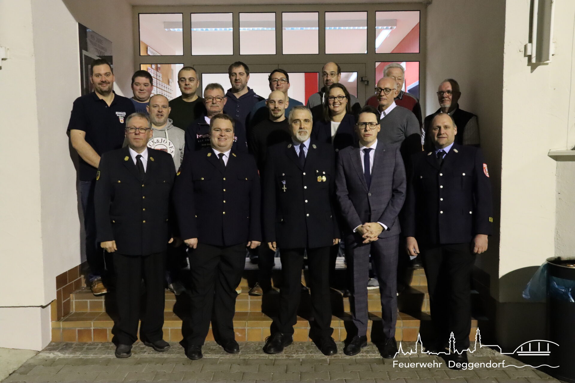 Freiwillige Feuerwehr Deggendorf e.V. - Dieses Schild sehen sie häufig auf  Privatfahrzeugen kurz nachdem der Alarm bei der Freiwilligen Feuerwehr  eingegangen ist. Da die Einsatzkräfte innerhalb weniger Minuten ausrücken  müssen sie schnellst